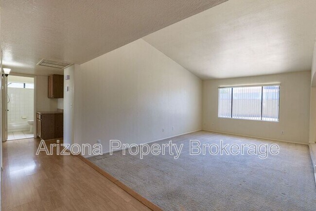 Foto del edificio - 8135 W Sierra Vista Dr