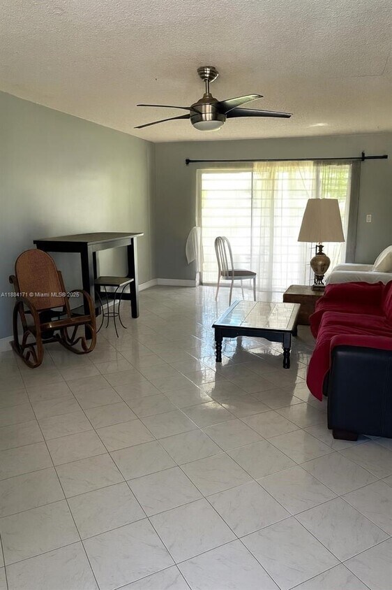 Foto principal - 20201 NE 29th Ct