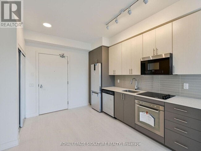 Building Photo - 415 Main St W