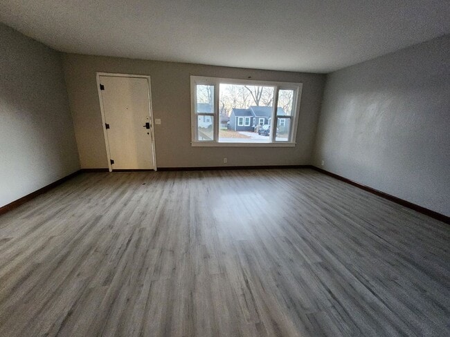 Building Photo - Spacious 3-Bedroom, 1-Bathroom Home AVAILABLE NOW!!