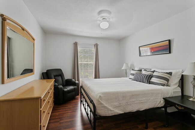Bedroom queen bed - 109 N Aberdeenshire Dr
