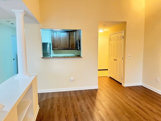Foto del edificio - Beautiful 2 bed/2 bath condo in Reston...walk to RESTON TOWN CENTER!!