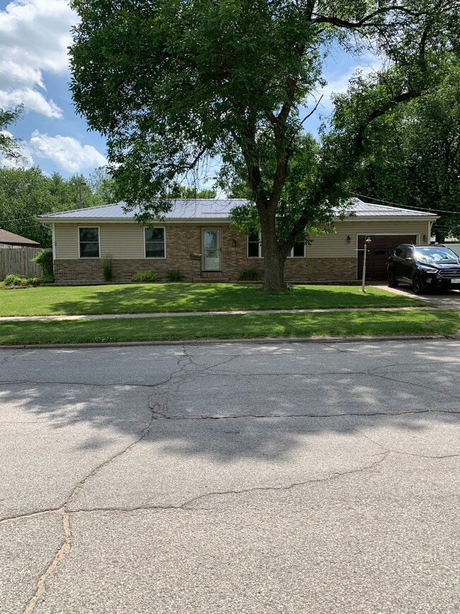 Building Photo - 2125 Hollywood Blvd