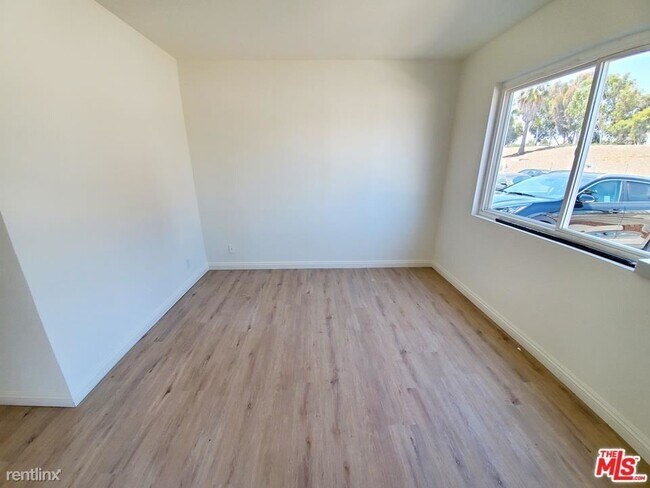 Building Photo - 3 br, 2.5 bath House - 5014 W 101st St