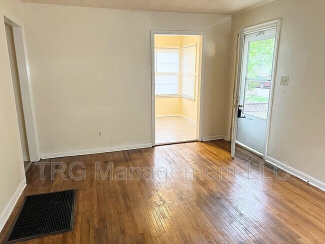 Building Photo - 1039 S Laura Ave