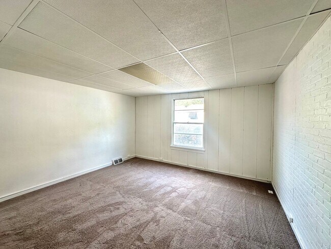 Photo - Renovated 2 Bed, 1 Bath Apartment in Sharp...