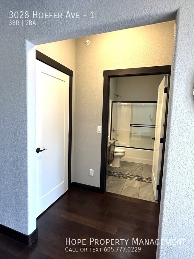 Foto del edificio - 3028 Hoefer Ave