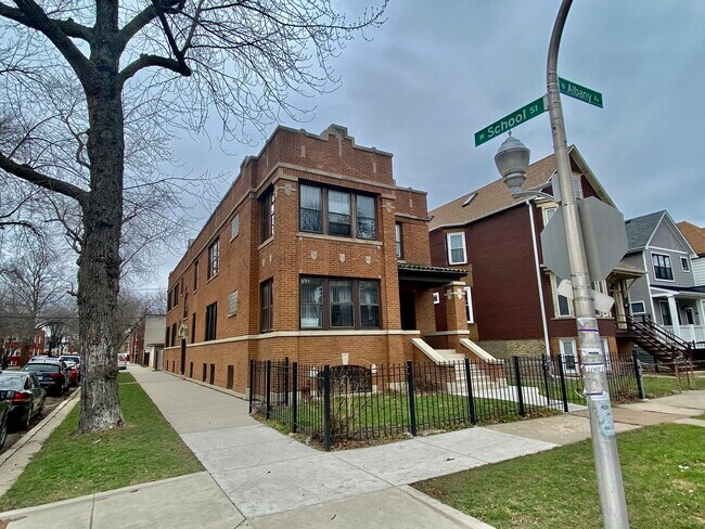 Foto del edificio - 3300 N Albany Ave