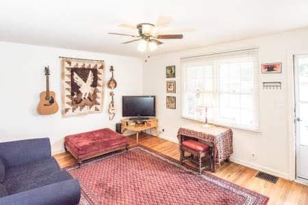 Foto del edificio - 5163 Caroline Ave