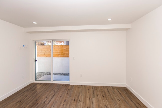 Building Photo - 532 N Serrano Ave