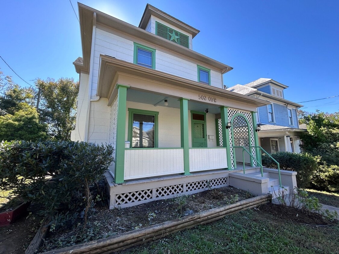 Primary Photo - Spacious 3 BR home, Minutes to Medical Cen...