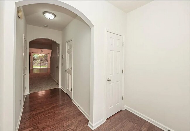 Entrada - 5260 Sherwood Way