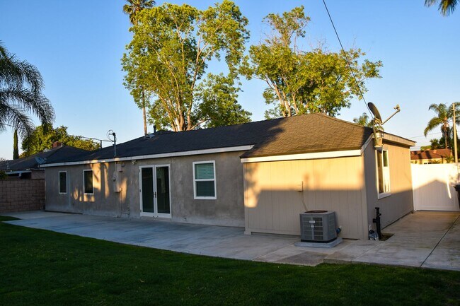Building Photo - 2135 President Pl