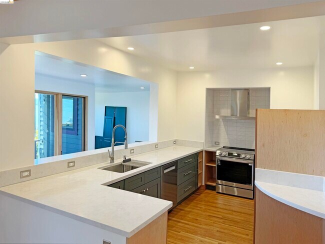 Building Photo - 517 Golden Gate Ave