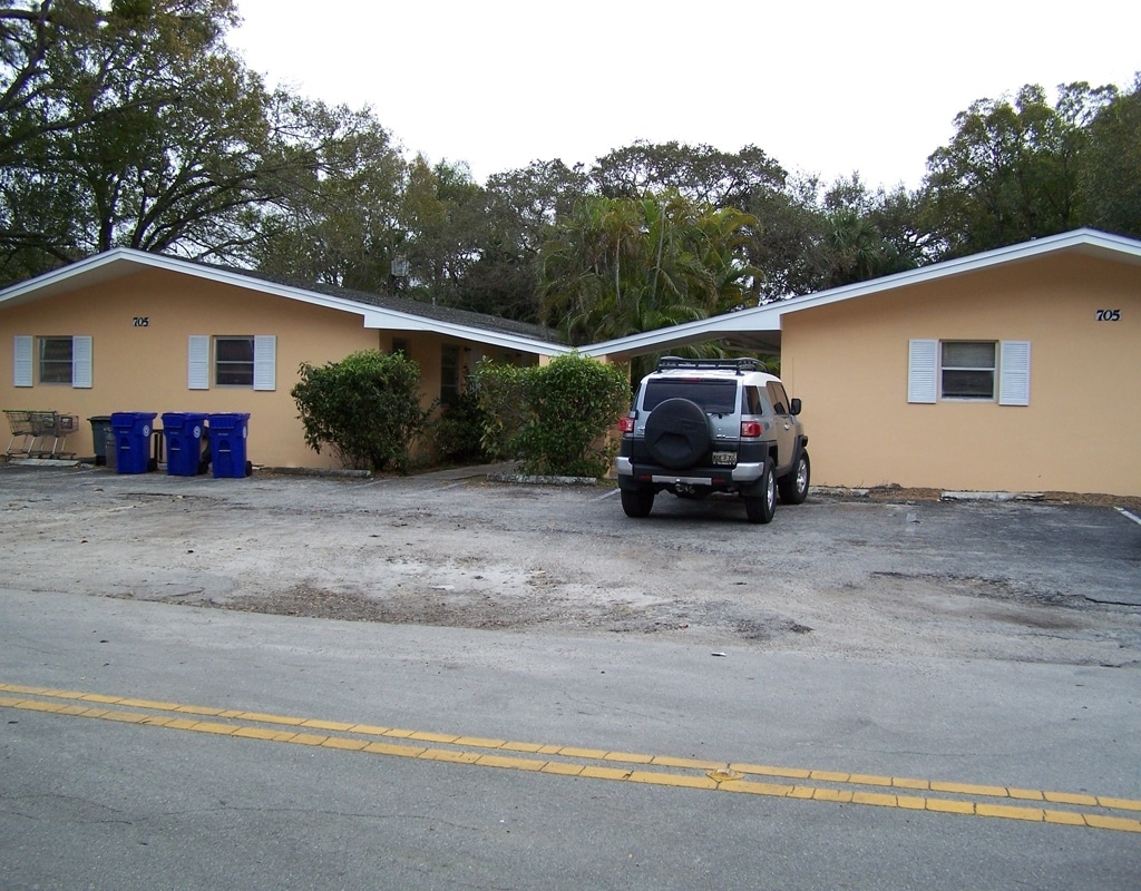 Primary Photo - Ibis Apartments