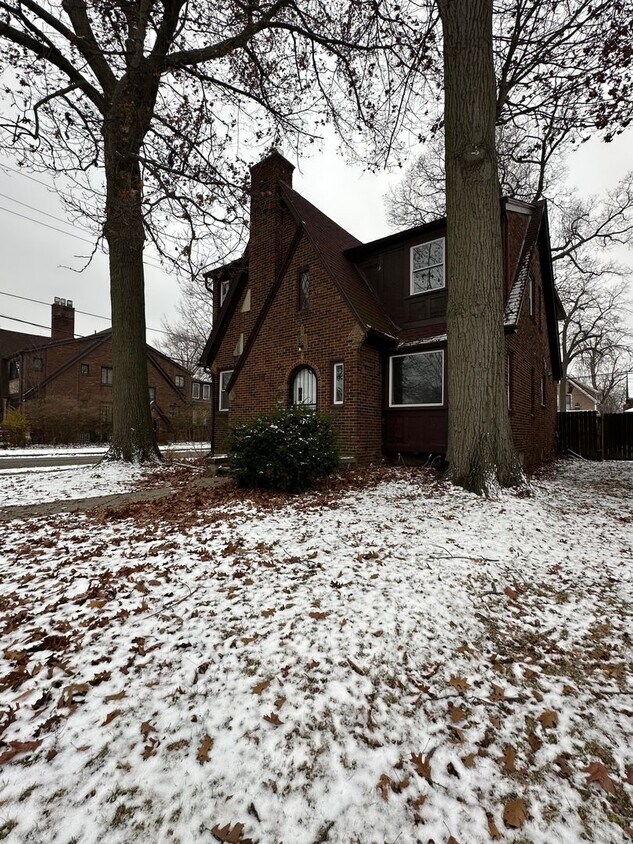 Building Photo - Beautiful 4 bedroom brick tudor