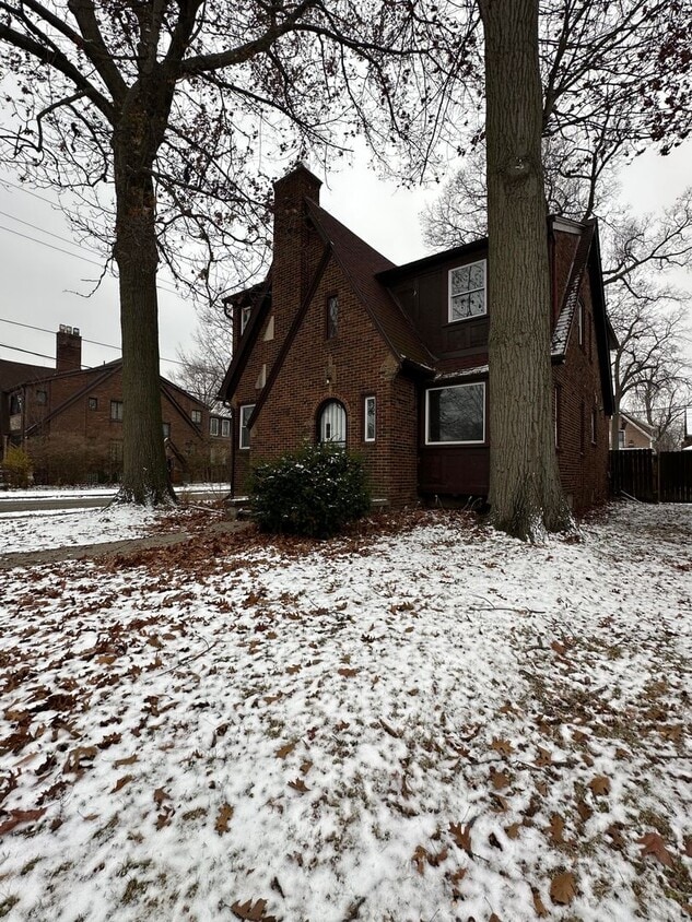 Foto del edificio - Beautiful 4 bedroom brick tudor