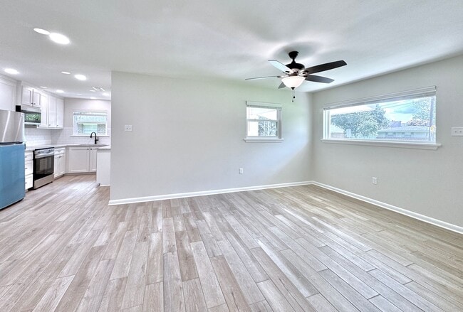 Building Photo - Beautifully Remodeled 3BR/2BA Pet-Friendly...