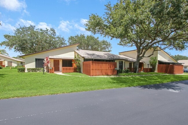 Building Photo - 8093 SE Villa Cir