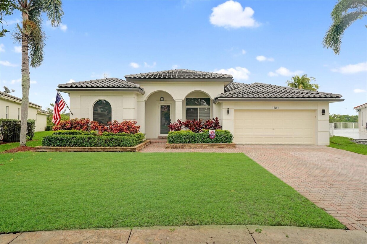 Foto principal - 16796 NW 8th St