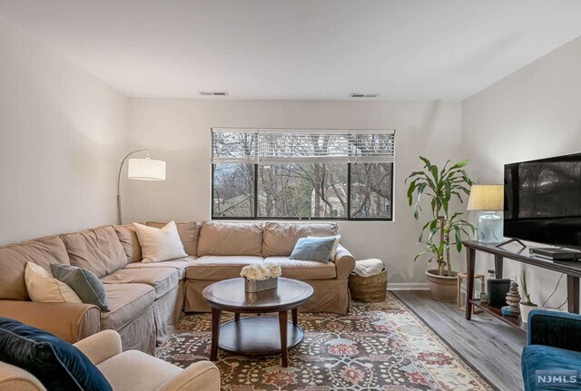 Foto del edificio - 305 Cypress Ct