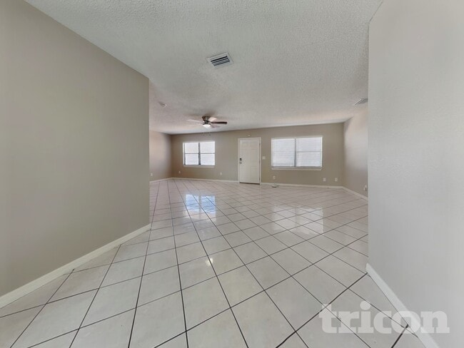 Building Photo - 5110 Cresthill Dr