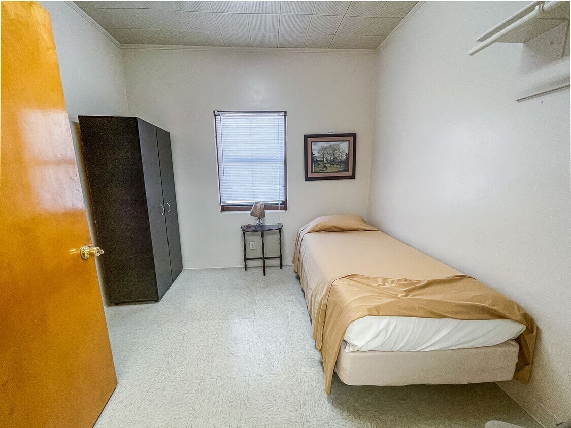 Foto principal - 13 Bedrooms 3 Bathrooms for rent in LOVING NM