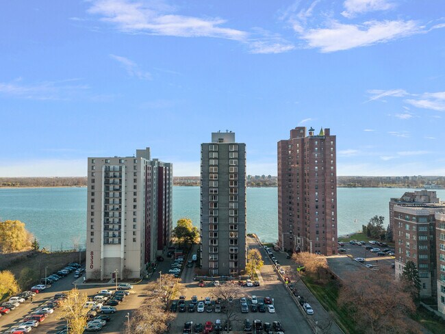 Foto del edificio - 8200 E Jefferson Ave
