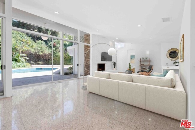 Building Photo - 2335 San Ysidro Dr