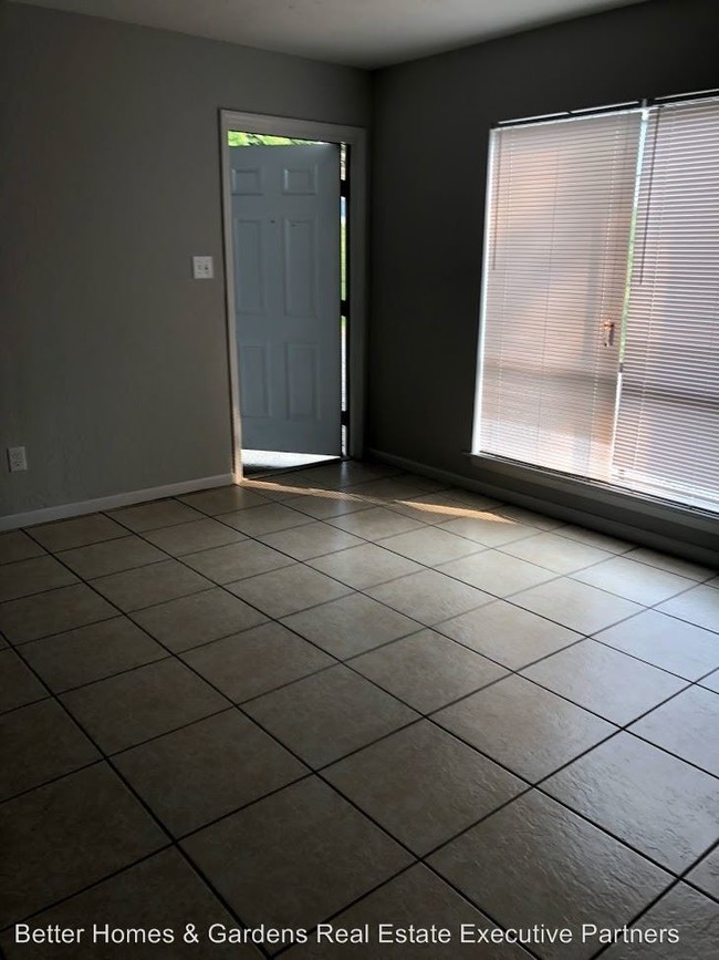 Building Photo - 2219 Walden Dr