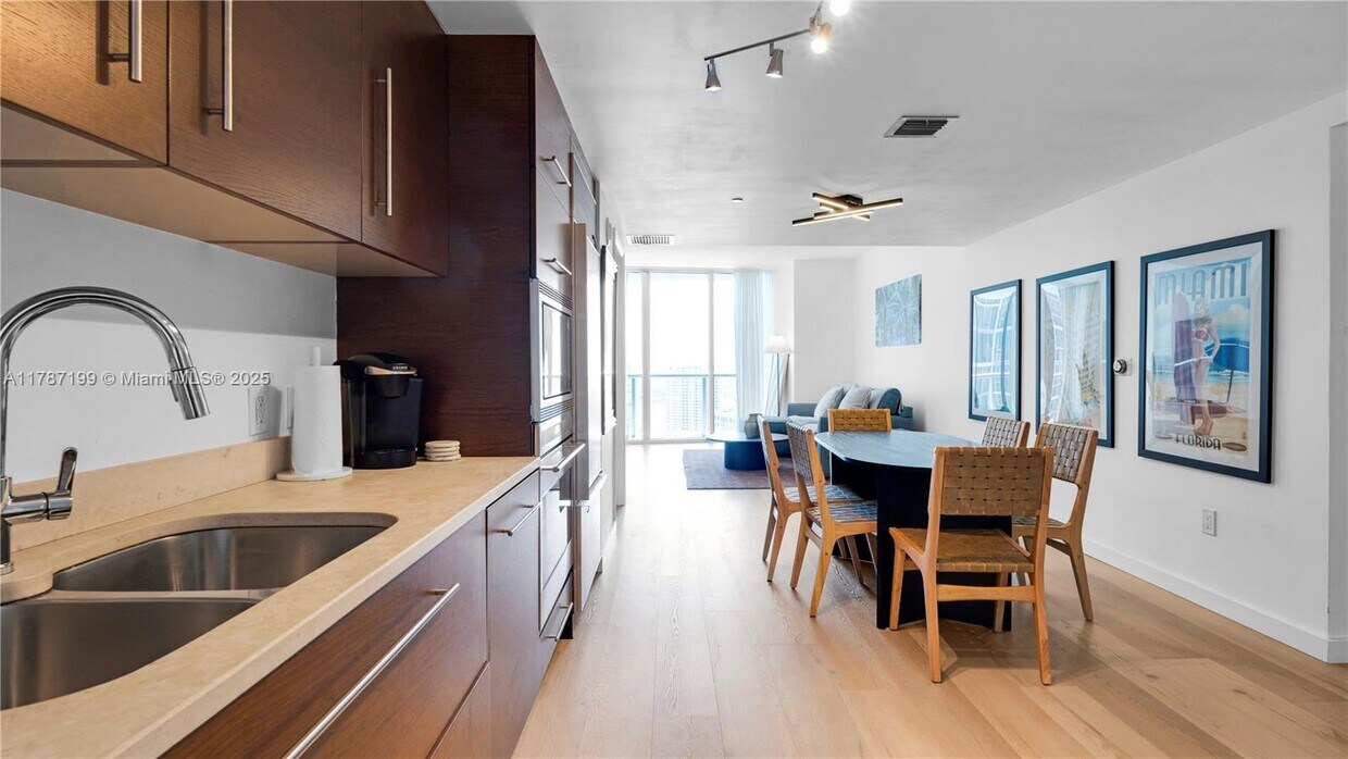 Primary Photo - 485 Brickell Ave