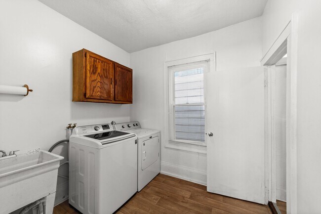 Foto del edificio - 8302 Sowinski Ave