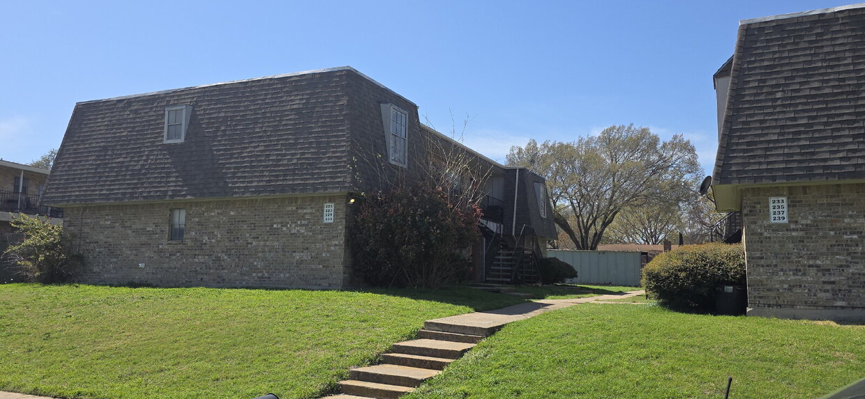 First-floor condo with fenced in backyard! - First-floor condo with fenced in backyard!