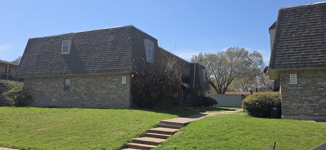 First-floor condo with fenced in backyard! - First-floor condo with fenced in backyard!
