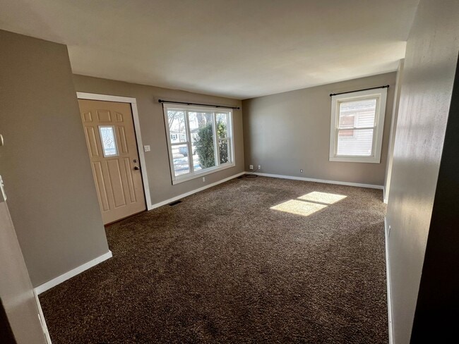 Building Photo - Charming 3 bedroom house