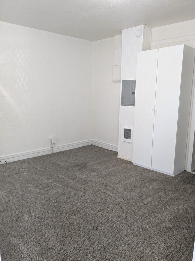 Building Photo - 303 S 5th St