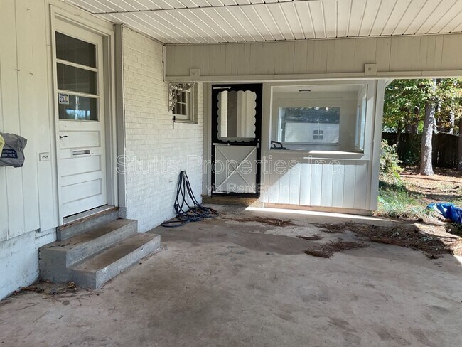 Building Photo - 2114 Crestline Dr