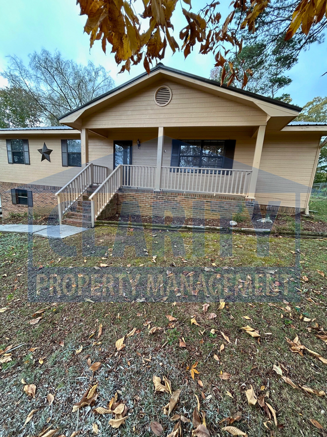 Building Photo - Three bedroom home w/ large yard & back porch