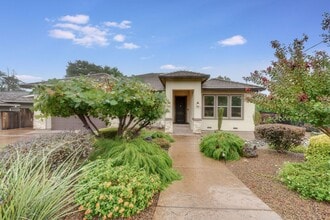 Building Photo - 8327 Lakeland Dr