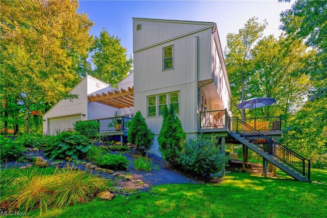 Building Photo - 17060 Sunset Dr
