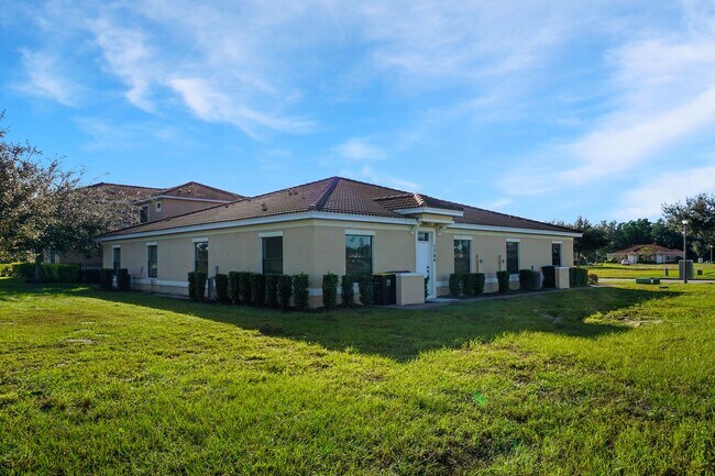 Building Photo - Townhome in Poinciana now available!