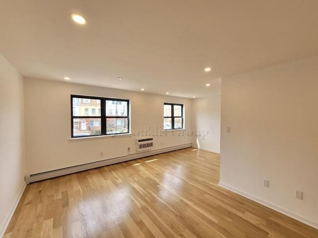 Foto del edificio - 2 bedroom in ASTORIA NY 11105