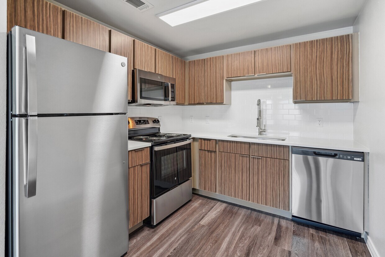 Cocina renovada con paquete de electrodomésticos de acero inoxidable. - Azul Apartment Homes