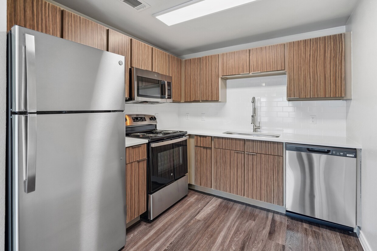 Renovated kitchen with stainless steel appliance package - Azul
