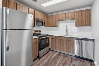 Renovated kitchen with stainless steel appliance package - Azul
