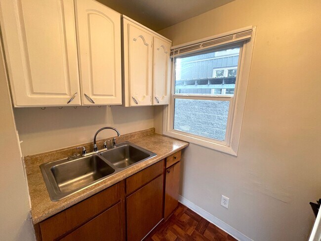 Building Photo - Bright 1 bedroom Woodlawn Apartment - Avai...