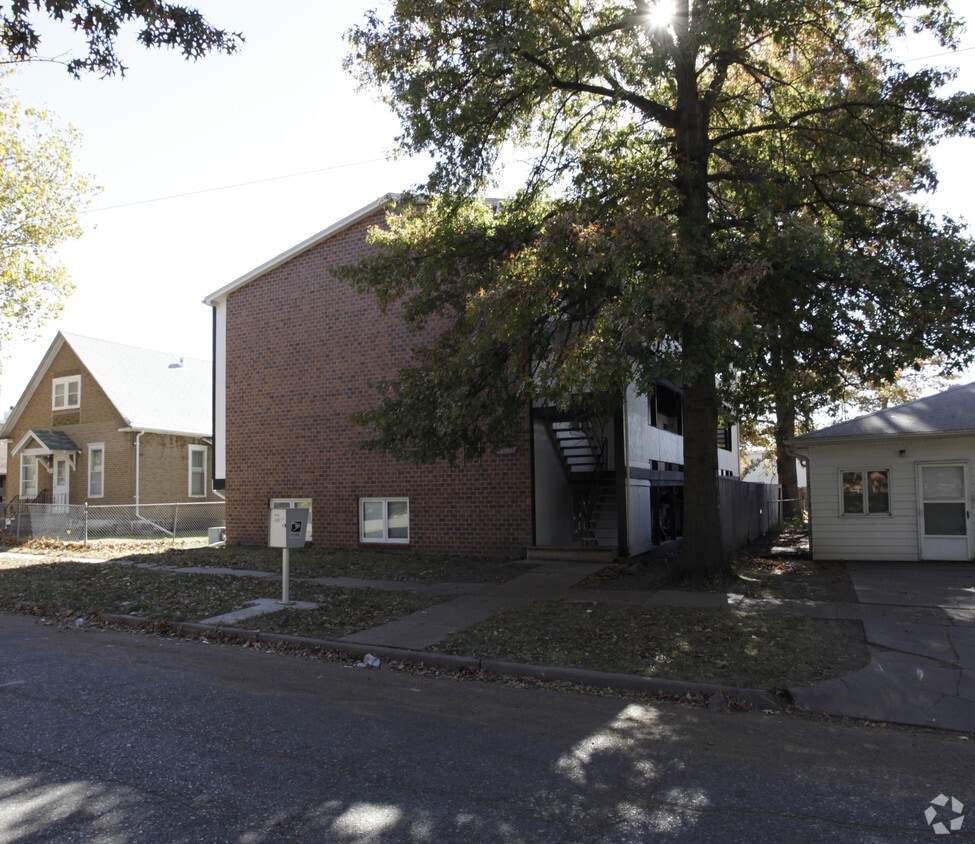 Primary Photo - 4611 Huntington Ave