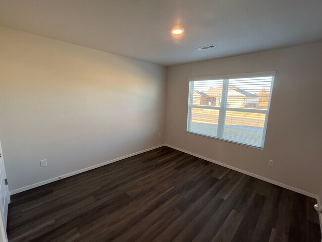Foto del edificio - *New Year, New Home Special* BRAND NEW Fou...