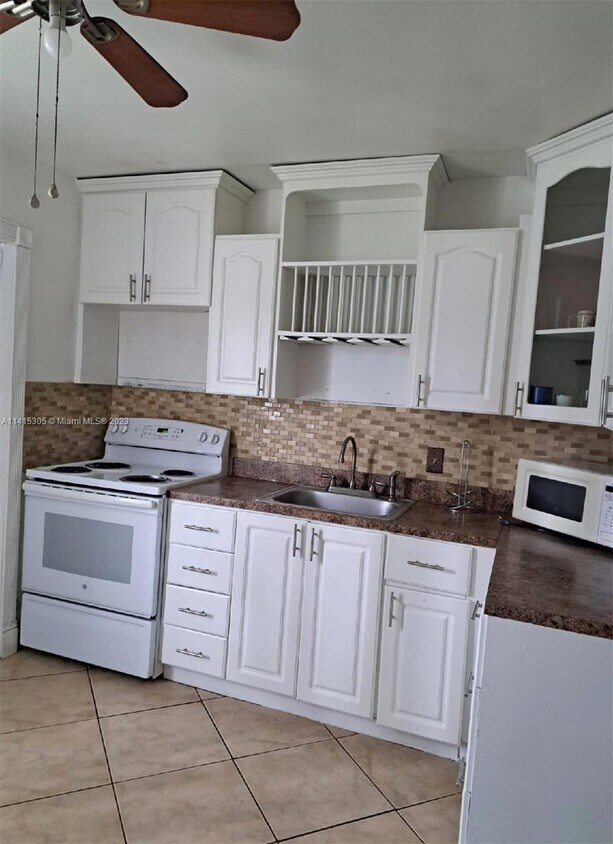 141 McArthur Pkwy Unit E, Pembroke Pines, FL 33024 Room for Rent in