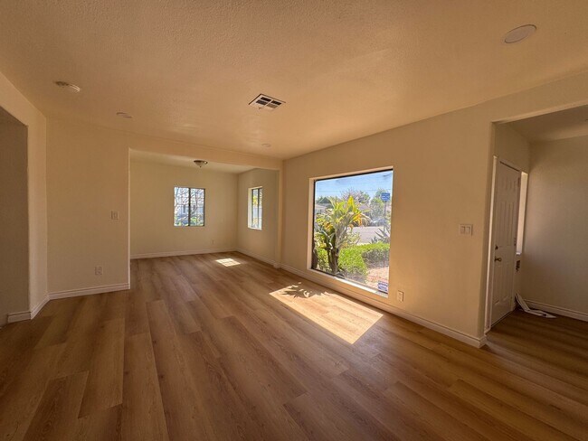 Building Photo - 3bd 2ba + Office Space